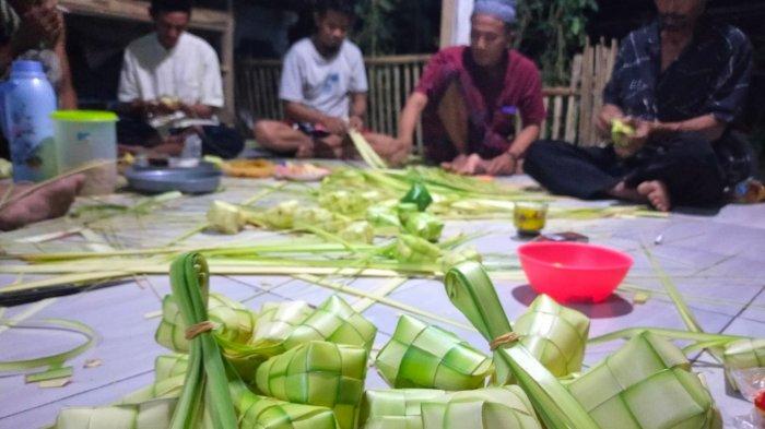 Warga Kampung Rancawiru, Desa Mekarsari, Kecamatan Kalanganyar, Kabupaten Lebak, membuat cangkang ketupat, Jumat (29/4/2022).