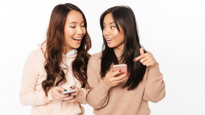 Ilustrasi - Dua wanita sedang chattingan.