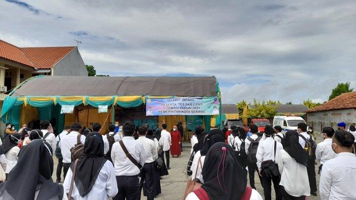 Ratusan peserta tes Seleksi Kompetensi Bidang (SKB) Calon Pegawai Negeri Sipil (CPNS) Kota Serang melakukan tes di Puri Kayana Serang, Minggu (28/11/2021).