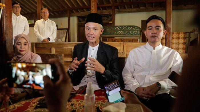 Bakal calon presiden PDI Perjuangan Ganjar Pranowo bersama Wali Kota Surakarta Gibran Rakabuming Raka di Surakarta, Sabtu (22/4/2023).