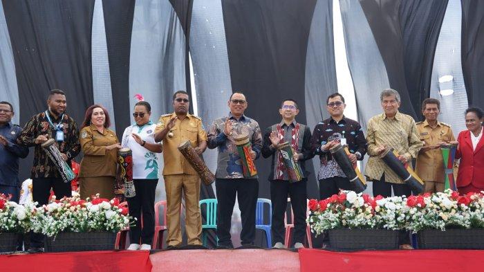 Sekretaris Umum Aliansi Kabupaten-Kota Peduli Sanitasi (Akkopsi) Helldy Agustian memberikan penghargaan kepada tiga kabupaten dan kota yang berprestasi di Provinsi Papua.