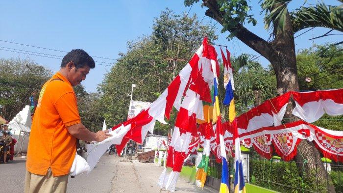Pedagangb bendera merah putih di Stadion Maulana Yusuf, Kota Serang.