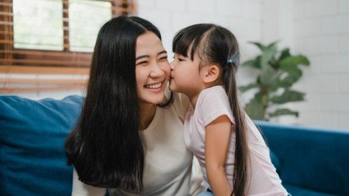 Ilustrasi- Ibu dan anak merayakan Hari Ibu 22 Desember 2023.