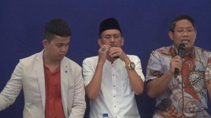 KADES KOHOD - Arsin, Kades Kohod (tengah) saat konferensi pers di rumahnya, jalan Kali Baru, Desa Kohod, Kecamatan Pakuhaji, Kabupaten Tangerang, Banten, Jumat (14/2/2025). Terungkap keberadaannya saat rumah digeledah Bareskrim.