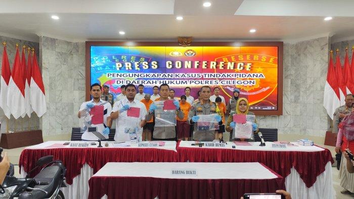 Polisi melakukan ekspose kasus pembunuhan terhadap bocah Cilegon, Senin (23/9/2024). Lima orang ditangkap dan ditetapkan polisi sebagai tersangka.