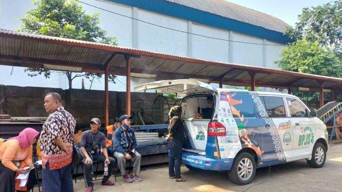 Masyarakat berbondong-bondong mendatangi Mobile Customer Service (MCS) yang digelar BPJS Kesehatan Cabang Tangerang. MCS merupakan BPJS keliling untuk mempermudah peserta dalam mendapatkan pelayanan dan informasi seputar program Jaminan Kesehatan Nasional (JKN).