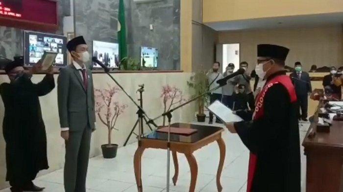 Anggota Fraksi Partai Gerindra, Muhammad Agil Zulfikar, resmi dilantik sebagai Ketua DPRD Kabupaten Lebak 2021-2024, di Gedung DPRD Kabupaten Lebak, pada Senin (26/4/2021).