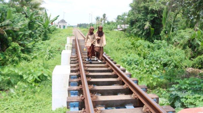 Sebelum memiliki akses jalan, anak-anak sekolah di Kampung Cisalak sehari-harinya harus melintasi rel kereta, sebagai jalan alternatif.