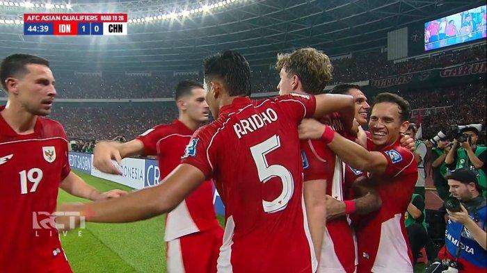 Para pemain Timnas Indonesia merayakan gol yang dicetak Ole Romeny ke gawang China.