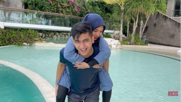 Ria Ricis dan sang suami, Teuku Ryan, ketika berlibur ke Bali, Sabtu (20/11/2021)