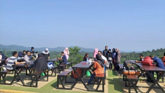 Salah satu kafe yang ada di Bukit Waruwangi.