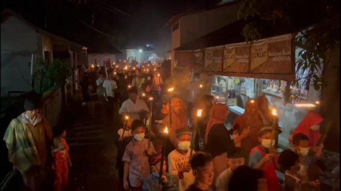 Ratusan santri tiga pondok pesantren di Desa Bayah Timur, Kecamatan Bayah, Kabupaten Lebak, berkeliling pawai obor, Minggu (1/5/2022) malam.