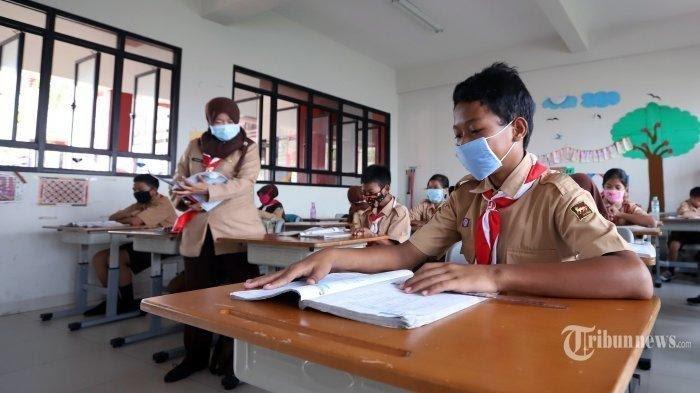Siswa menggunakan masker saat belajar di sekolah di Jakarta menyusul adanya penyebaran virus corona.