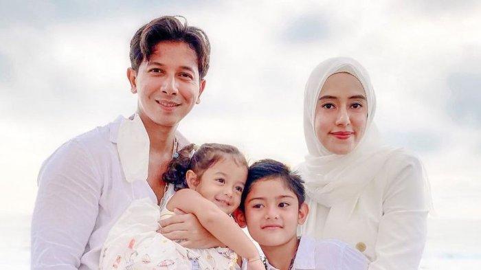 Sonny Septian dan keluarga.