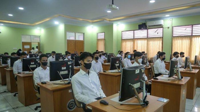 Sebanyak 480 peserta mengikuti ujian seleksi kompetensi dasar (SKD) berbasis Computer Assisted Test (CAT) calon taruna/taruni Sekolah Kedinasan Poltekip dan Poltekim 2022 di UPT BKN Serang, Senin (13/6/2022).