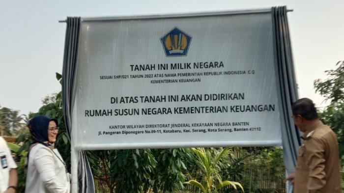 Wali Kota Serang bersama DJKN Banten memasang plang pembangunan Rusunara di Kota Baru, Kota Serang.