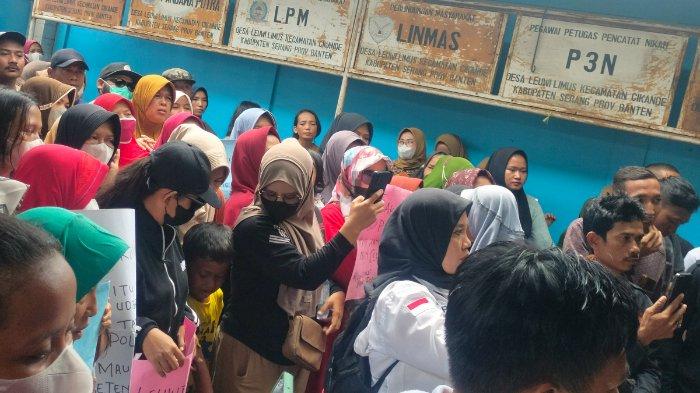 Puluhan warga menggeruduk Kantor Desa Leuwi Limus, Kecamatan Cikande, Kabupaten Serang.