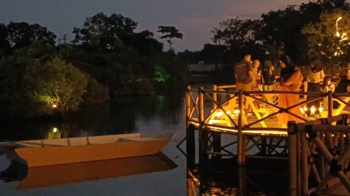 RICH PARK CAFE - Suasana Rich Park Cafe yang berada di dekat Pantai Bandengan, Kabupaten Jepara, Sabtu (10/5/2025). Kafe di tepi hutan bakau ini menjadi satu di antara tempat baru yang kerap dikunjungi anak muda Jepara.