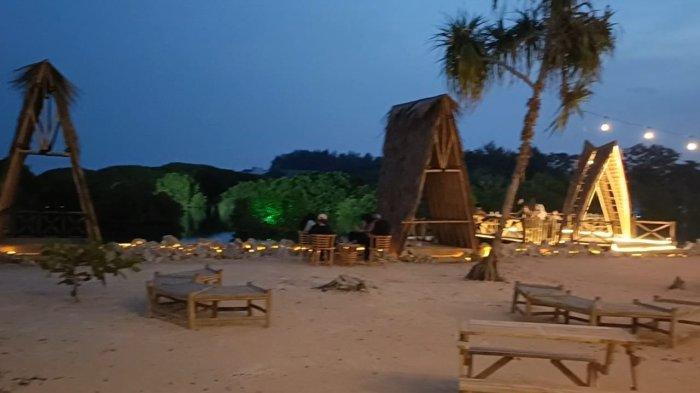 RICH PARK CAFE - Suasana Rich Park Cafe yang berada di dekat Pantai Bandengan, Kabupaten Jepara, Sabtu (10/5/2025). Kafe di tepi hutan bakau ini menjadi satu di antara tempat baru yang kerap dikunjungi anak muda Jepara.