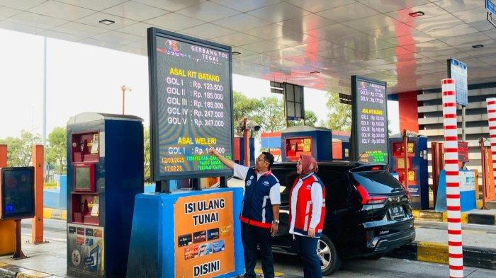 CEK KESIAPAN FASILITAS: Direktur PT SMR & PT PPTR Tri Yuharlina, didampingi Manager Operasi PT Pejagan Pemalang Tol Road (PPTR), Uum Jumadi melakukan pengecekan persiapan sejumlah fasilitas menjelang mudik lebaran 1446 H/2025, di Exit Tol Adiwerna, Kabupaten Tegal, pada Rabu (12/3/2025). Persiapan lainnya yang dilakukan seperti perbaikan jalan, patching atau proses penambalan badan jalan yang berlubang. TRIBUN/Desta Leila Kartika
