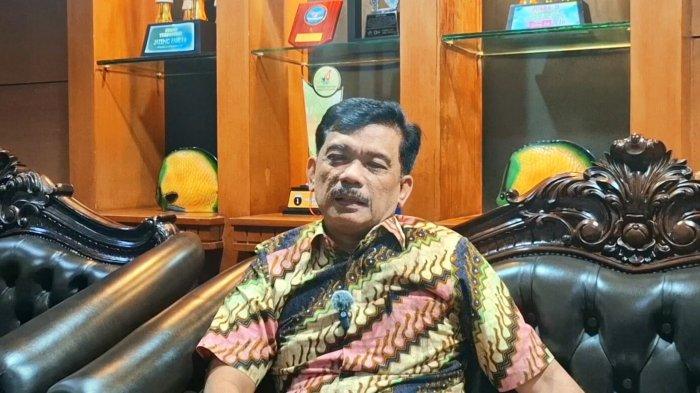 TAMBAHAN BIAYA - Kepala Bapenda Provinsi Jateng, Nadi Santoso memberikan keterangan tentang biaya tambahan untuk penggantian plat nomor, Minggu (13/4/2025). (TRIBUN/BUDI SUSANTO)