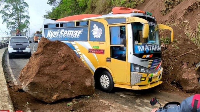 LONGSOR TUTUP JALAN - Sebuah minibus nekat melintas di antara longsoran dan batu besar yang menutup jalan utama menuju kawasan Dataran Tinggi Dieng di Jalan Raya Wonosobo-Dieng tepatnya di KM 19 tanjakan 15, turut Desa Tieng, Kecamatan Kejar, Senin (19/5/2025).