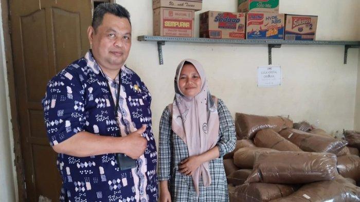 BERSAMA PETANI - Pembina Koperasi Kopipo, Suntoro (kiri), bersama seorang petani gula kelapa kristal di Kecamatan Cilongok, Kabupaten Banyumas, Senin (19/5/2025).