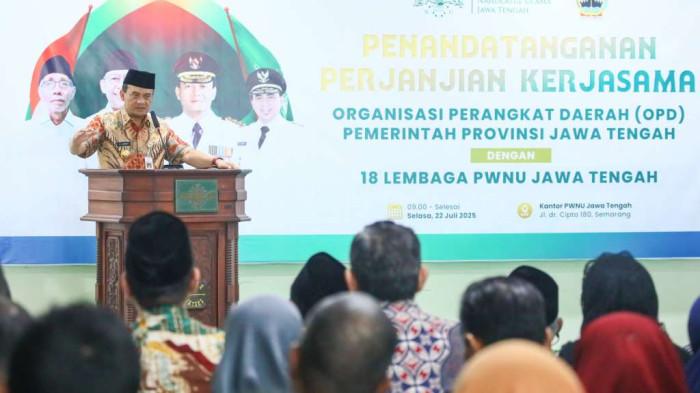 KERJA SAMA - Pemerintah Provinsi (Pemprov) Jawa Tengah menjalin kerja sama dengan 18 lembaga di bawah naungan Pengurus Wilayah Nahdlatul Ulama (PWNU). Kolaborasi itu ditandai dengan penandatanganan kerja sama antara Setda Provinsi Jawa Tengah dan Organisasi Perangkat Daerah (OPD) terkait dengan 18 Lembaga PWNU Jateng di di Kantor PWNU Jateng, Kota Semarang, Selasa (22/7/2025). Kerja sama ini guna mengakselerasi program-program pembangunan daerah.