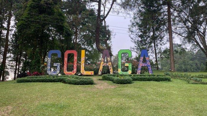 GOLAGA - Ikon Goa Lawa Purbalingga atau Golaga di perbukitan dekat pintu masuk gua, Jumat (27/6/2025). Golaga merupakan satu di antara destinasi alam utama di Purbalingga.