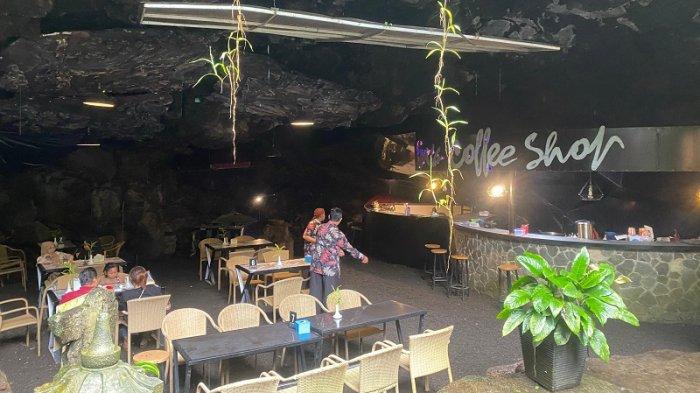 KAFE DI DALAM GUA - Coffeshop bernama Cafe in The Cave menjadi satu di antara fasilitas di Goa Lawa Purbalingga, Jumat (27/6/2025). Kafe ini diklaim sebagai kafe pertama di Indonesia yang ada di gua.