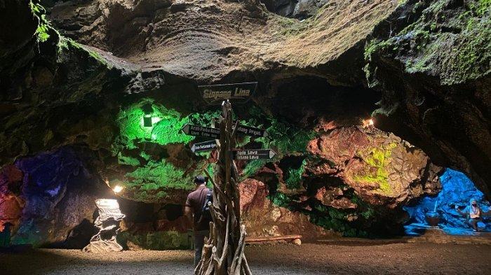 PERSIMPANGAN LORONG GUA - Papan informasi di Simpang Lima Goa Lawa Purbalingga, Jumat (27/6/2025). Persimpangan ini menjadi petunjuk bagi pengunjung sebelum menyusuri lorong-lorong gua di obyek wisata Goa Lawa Purbalingga atau Golaga.