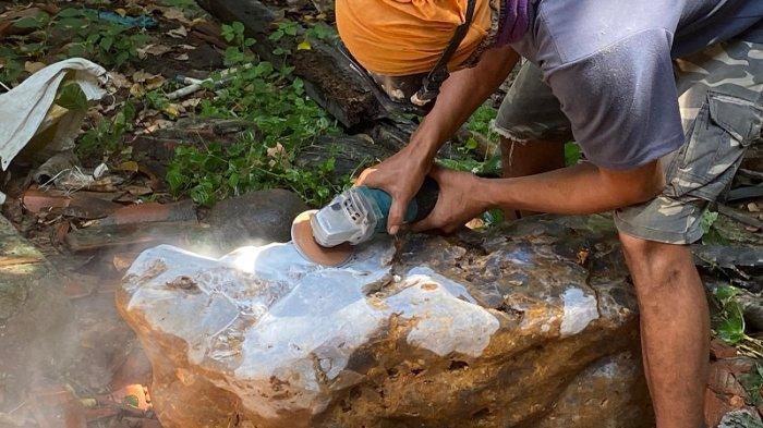 MEMOLES - Perajin batu akik Klawing di Desa Kalikajar, Kecamatan Kaligondang, Kabupaten Purbalingga, Jawa Tengah, memproses bongkahan batu akik menjadi batu hias, Rabu (7/5/2025). Batu akik Klawing Purbalingga masih eksis dengan pangsa pasar khusus.