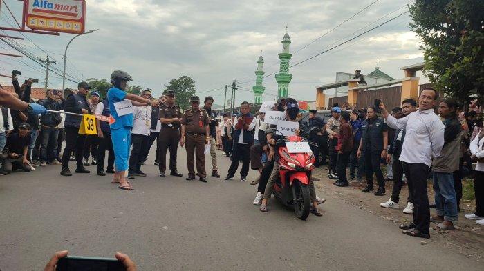 REKONSTRUKSI - Adegan Aipda Robig Zaenudin (38) menembak tiga pelajar SMKN 4 Semarang masing-masing Gamma atau GRO (17) , SA (17) dan AD (16) di depan Alfamart Jalan Candi Penataran Raya, Ngaliyan, Kota Semarang, Senin (30/12/2024).