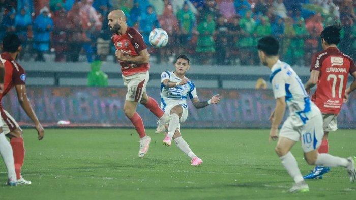 Aksi pemain PSIS Semarang Gali Freitas saat mencoba melakukan shooting ke gawang Bali United pada laga pekan ke-28 BRI Liga 1 2023/2024 di Stadion Kapten I Wayan Dipta Gianyar Bali, Jumat (8/3/2024). PSIS harus turun ke peringkat empat klasemen sementara setelah kalah 2-0 dari tuan rumah.