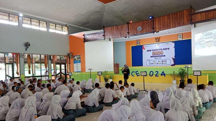 Antusias siswa SMK Negeri 1 Adiwerna Tegal terhadap ACE (ADB Campus Expo) UT Purwokerto