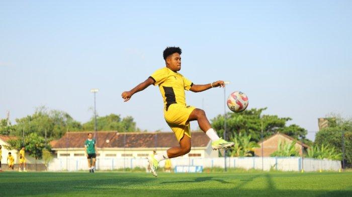 Pemain muda PSIS Semarang Basajum Latuconsina