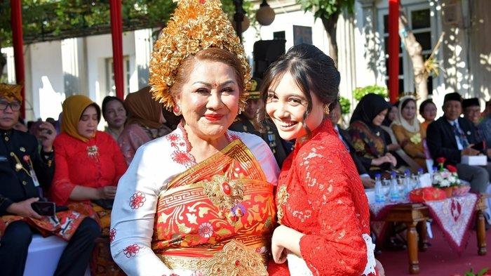 Wali Kota Semarang Hevearita Gunaryanti Rahayi berfoto bersama cicit buyut keluarga Wage Rudolf (WR) Soepratman, Antea Putri Turk dalam peringatan Hari Ulang Tahun (HUT) Kemerdekaan RI ke-79 di Balai Kota Semarang, Sabtu (17/8/2024).