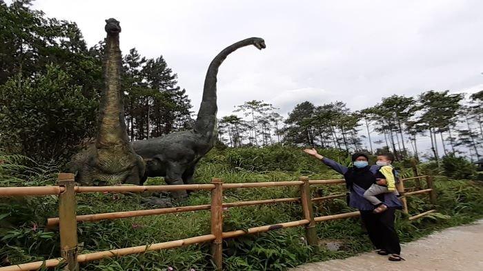 menyediakan replika dinosaurus yang dapat bergerak dan bersuara layaknya dinosaurus sungguhan.