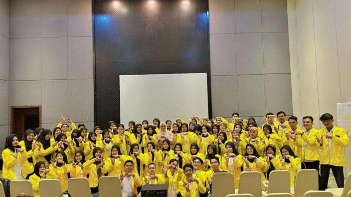 Direktur UT Purwokerto, Dr.Prasetyarti Utami, S.Si,M.Si foto bersama Mahasiswa saat Melaksanakan Kegiatan Pelatihan Keterampilan Belajar Jarak Jauh (PKBJJ) Masa 2023/2024 (Genap)
