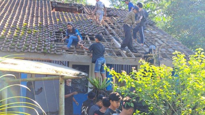 Gotong royong perbaikan atap sekolah MTs Pakis yang berada di Dusun Pesawahan, Desa Gununglurah, Kecamatan Cilongok, Kabupaten Banyumas ambruk karena diterjang angin kencang dan hujan lebat, Rabu (12/7/2023). Sebelumnya, atap madrasah tersebut sudah terdampak gempa Jogja belum lama ini.