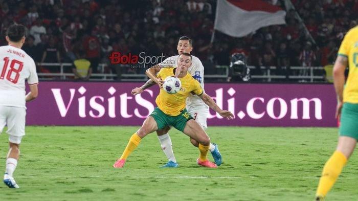 Jay Idzes (belakang) mengawal ketat Mitcheel Duke (depan) dalam laga babak ketiga kualifikasi Piala Dunia 2026 antara timnas Indonesia versus timnas Australia di Stadion Utama Gelora Bung Karno, Senayan, Jakarta, Selasa (10/9/2024) malam. Indonesia berhasil menahan imbang Australia dengan skor 0-0.