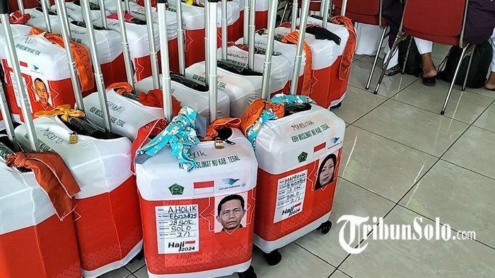 Pakaian cucu diikat di koper pasangan jemaah calon haji Embarkasi Solo asal Kabupaten Tegal, A Holik dan Marpoha, Sabtu (18/5/2024). Selain menjadi obat kangen, pakaian cucu ini digunakan sebagai penanda koper mereka.