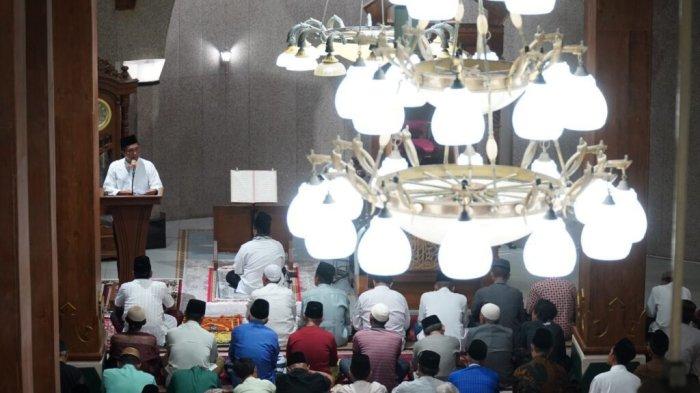 Pj Bupati Cilacap Awaluddin Muuri saat memberikan sambutan ba'da isya dalam rangkaian salat tarawih berjamaah di Masjid Agung Daarussalaam, Cilacap. Senin (11/3) malam.