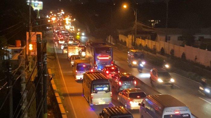 PADAT - Situasi terkini kepadatan lalu lintas di jalan raya Ungaran-Bawen di wilayah Bergas, Kabupaten Semarang pada Sabtu (5/4/2025) malam. Kepadatan yang terjadi akibat penumpukan kendaraan yang tidak bisa mengakses tol karena adanya one way arus balik. (TRIBUN JATENG/REZA GUSTAV)