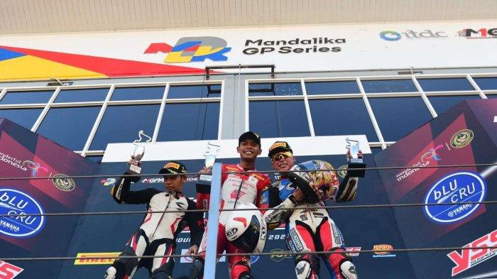 M. Adenanta Putra (tengah) berhasil raih podium pertama pada race pertama seri kedua kelas Superbike & National Super Sport pada gelaran Mandalika Racing Series di Pertamina Mandalika International Street Circuit, Nusa Tenggara Barat.