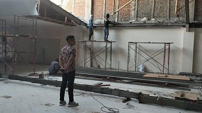 Manager MD Mall Blora, Shani mengecek pembangunan bioskop pertama di Blora, di MD Mall, Senin (19/8/2024).