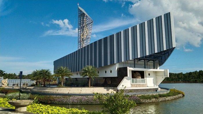 Masjid As-Shodiqin di Rest Area As-Shodiqin di Desa Madura, Kecamatan Wanareja, Kabupaten Cilacap. Masjid berbentuk kapal ini menjadi daya tarik pemudik yang melintasi Jalur Selatan Jawa Tengah.