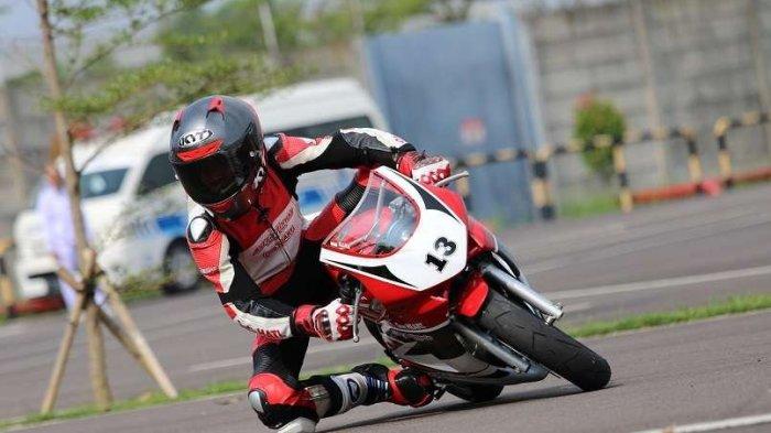 Pebalap belia yang tergabung dalam Astra Honda Racing School 2023 mendapatkan materidasar balap oleh para mentor di trek AHM Safety Riding Park, Deltamas.