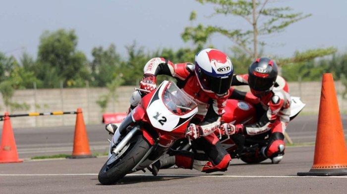 Pebalap belia yang tergabung dalam Astra Honda Racing School 2023 mendapatkan materidasar balap oleh para mentor di trek AHM Safety Riding Park, Deltamas.