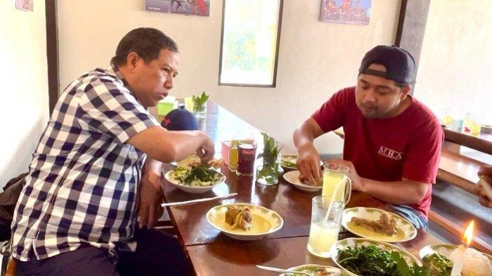 Pelanggan menikmat opor entok Pak Zen, kuliner legendaris di Wonosobo, di Jalan Dieng No 11-13 Desa Buntu, Kecamatan Kejajar, Kabupaten Wonosobo, Jawa Tengah (Jateng), Rabu (4/9/2024).